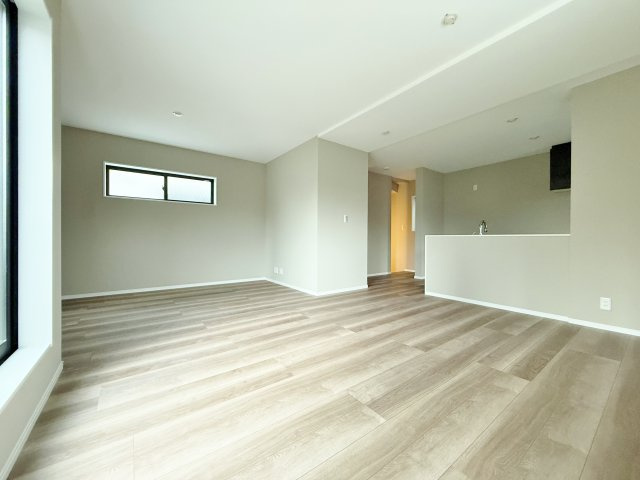 豊島区南池袋4丁目 限定1棟の居間・リビング|内覧できます♪
家の中心でもあるLDKは19.4帖の開放感
多面開口の明るく快適な家族団らんスペースです