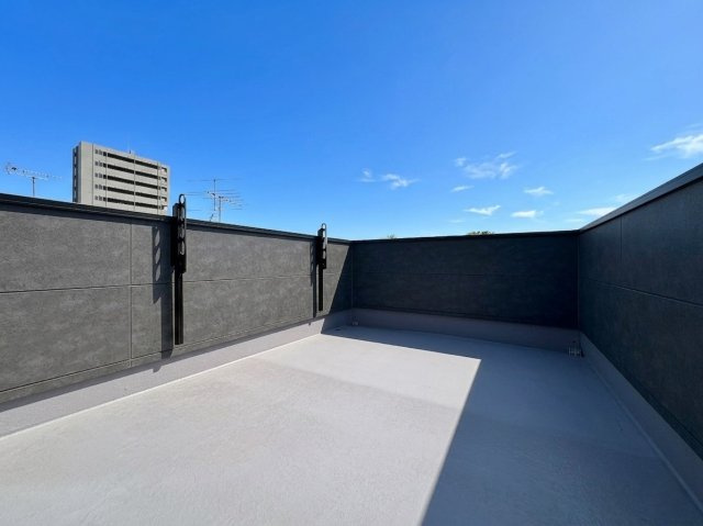 豊島区南池袋4丁目 限定1棟のバルコニー|7.4帖の広々としたルーフバルコニーつき
使い方は色々・・アウトドアリビングやガーデニングなど多目的にお使い頂けます