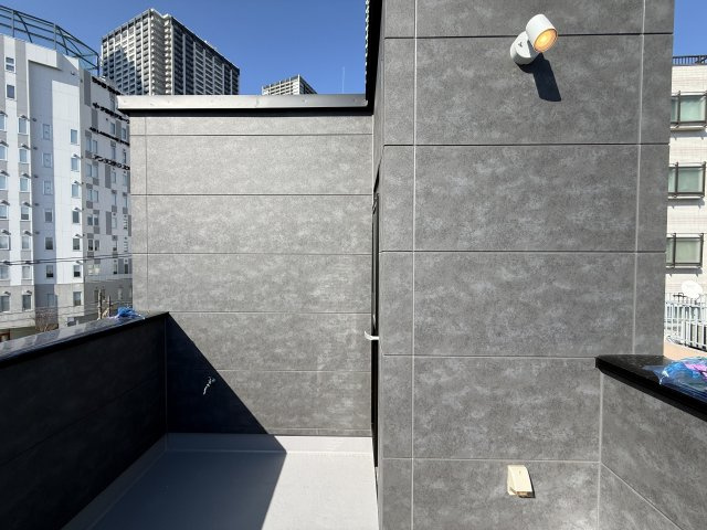 豊島区南池袋4丁目 限定1棟のバルコニー|ルーフバルコニーは水栓・照明・防水コンセントを設けてます
