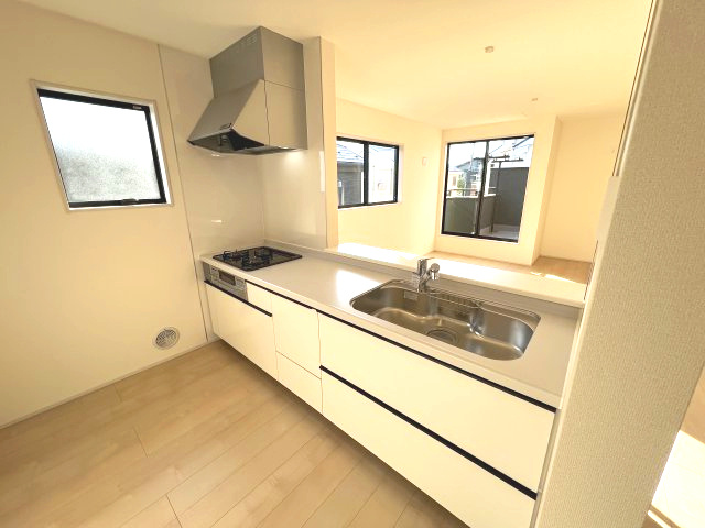 あきる野市草花　新築戸建全2棟のキッチン|人造大理石トップボード、お手入れがラクなキッチン