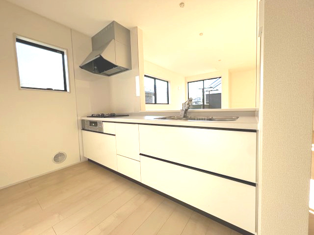 あきる野市草花　新築戸建全2棟のキッチン|スライド収納付き。パスタ鍋や圧力鍋の出し入れもスムーズ