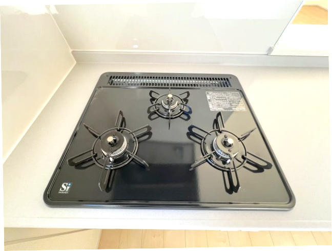 あきる野市草花　新築戸建全2棟のキッチン|三口ガスコンロ