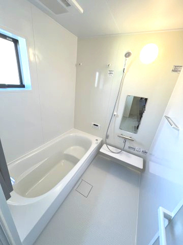 あきる野市草花　新築戸建全2棟の浴室|のびのび１坪タイプバスルーム。お子様と一緒に入っても足を伸ばしてゆっくり入れますよ。