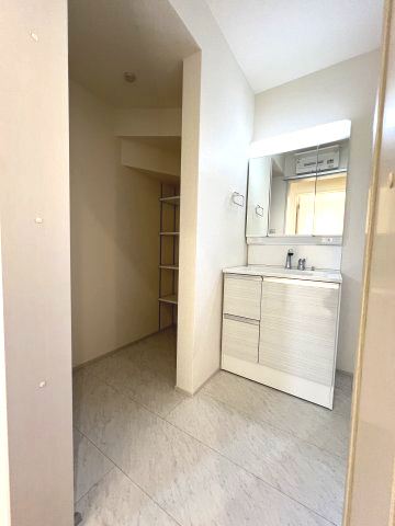 あきる野市草花　新築戸建全2棟の洗面所|ゆとりの洗面スペースで朝の身支度もスムーズに