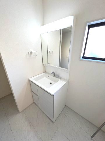 あきる野市草花　新築戸建全2棟の独立洗面台|三面鏡の裏側にはたくさんの物が収納できる工夫があります｡