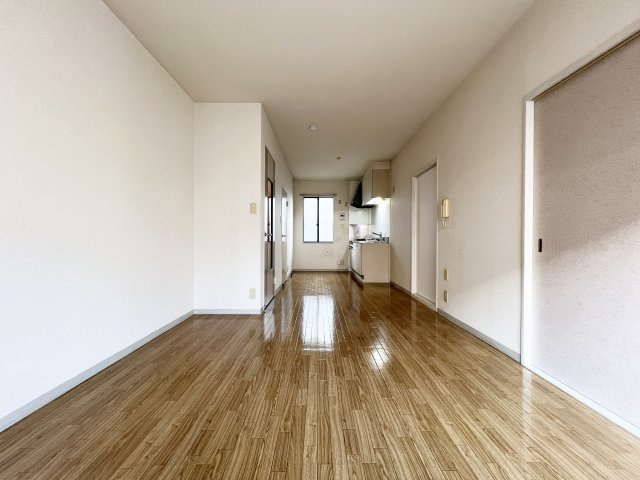 ナカヤハウスＢ号棟の居間・リビング|12.9帖のリビング♪　リビングのエアコンは残置物扱いです