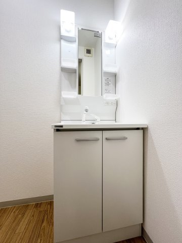 ナカヤハウスＢ号棟の洗面所|洗面台交換します（シャワー付洗面台）