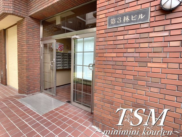 第３林ビルのエントランス