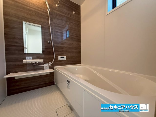 【今からご案内可能】刈谷市野田町北菰神 全2棟の浴室|【浴室】
◆アクセントパネルで落ち着きのある雰囲気を演出します。毎日の疲れを癒やすバスタイムをお楽しみ下さい！
◆窓付きで、カビの繁殖を抑える効果があります。