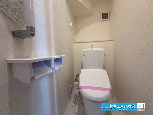 【今からご案内可能】刈谷市野田町北菰神 全2棟のトイレ|【高機能トイレ】
◆高機能トイレの多くは便器のフタの開閉が自動であり、使用後に手動で水を流す面倒もなく非常に便利です。スタイリッシュな見た目で、お掃除しやすく、節水効果が高いです。
