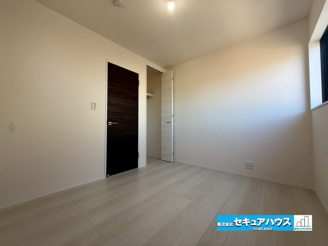 【今からご案内可能】刈谷市野田町北菰神 全2棟の洋室|【洋室】
◆広々とした居住空間は日々の暮らしを彩り、心のやすらぎと満足感を与えてくれます。通風と採光を考慮した設計は子供たちはのびのび育ち、家族でくつろぎと団らんを生み出します。