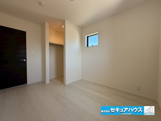 【今からご案内可能】刈谷市野田町北菰神 全2棟の洋室|【洋室】
◆家族一人ひとりの大切なプライベート空間。趣味に合わせて使って頂けるようシンプルに仕上げてあります。暮らし心地を大きく左右する収納を、適材適所に配置し使い勝手を考慮しました。　