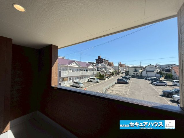 【今からご案内可能】刈谷市野田町北菰神 全2棟のバルコニー|【バルコニー】
◆見晴らしもよく、太陽の温かな温もりをめいっぱい受け止めてくれます。
太陽の光と爽やかな風を受けたお洗濯物はあっという間に乾き、取りこむ時には太陽の匂いを感じられそうですね。　