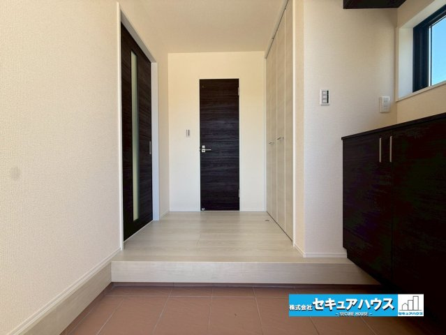 【今からご案内可能】刈谷市野田町北菰神 全2棟の玄関|【玄関】
◆お家に出会う人々を迎える玄関だからこそ、広々清潔感あふれる空間にしたいものです。採光・通風にも配慮された設計で毎日明るい空間をキープします♪