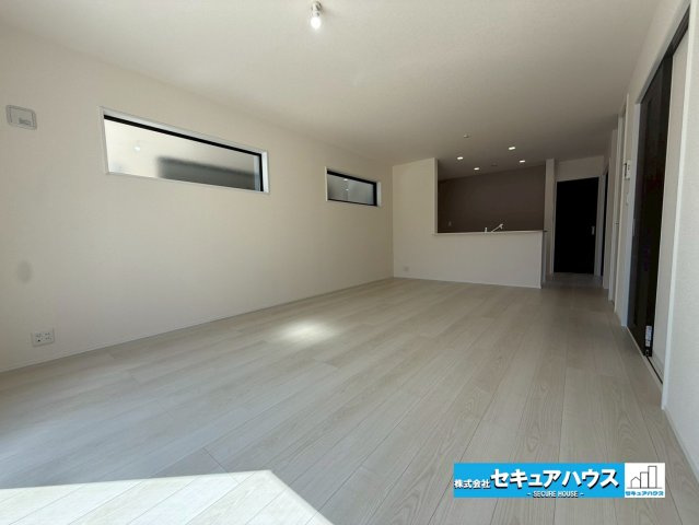 【今からご案内可能】刈谷市野田町北菰神 全2棟の居間・リビング|【LDK】
◆通学から帰宅し、リビングルームで会話を楽しむ子ども達。リビングから臨む景色は太陽色に染まり、解放感溢れゆったりとしたひと時を過ごすことが出来る素敵な空間です。