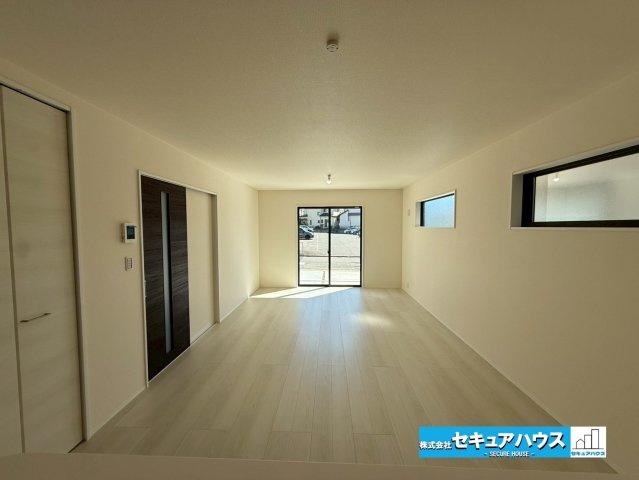 【今からご案内可能】刈谷市野田町北菰神 全2棟の居間・リビング|【LDK】
◆日当たりが良く温かい広々リビングは家族の団らんスペースになります。