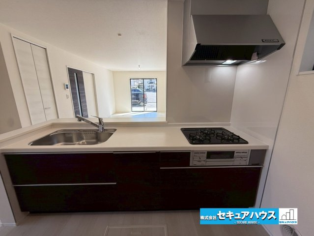 【今からご案内可能】刈谷市野田町北菰神 全2棟のキッチン|【キッチン】
◆同時にたくさんの料理が調理できる。「焼く・蒸す・煮る」の工程を同時進行で進めることができるので、料理を素早く作ることができます。育児でバタバタ忙しいママに嬉しい♪