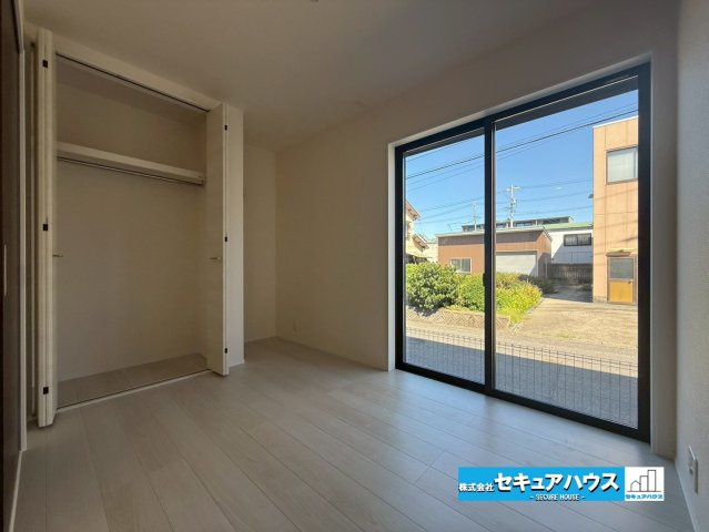 【今からご案内可能】刈谷市野田町北菰神 全2棟の洋室|【1階洋室】
◆将来的に高齢者が住む場合、階段を使わずに生活できるため、移動の負担を減らせます。
