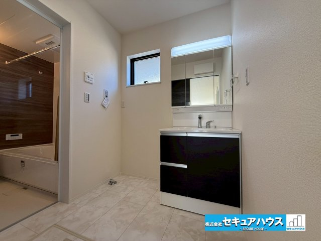 【今からご案内可能】刈谷市野田町北菰神 全2棟の独立洗面台|【洗面台】
◆鏡の裏にはたっぷりと収納スペースを標準装備！
◆電源を付属しているのでドライヤーなど利用できます。