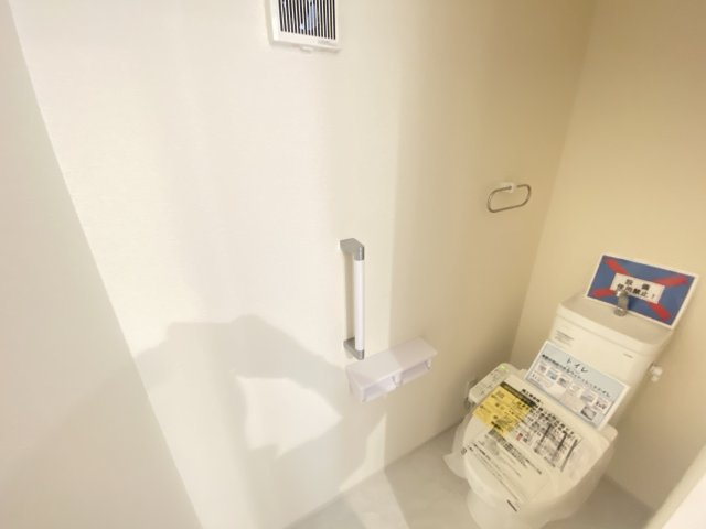 『八王子市新築戸建て』八王子市1549-3【仲介手数料無料】　１６期のトイレ|～仲介手数料無料☆八王子ひなた不動産～　八王子市下恩方町　新築戸建て