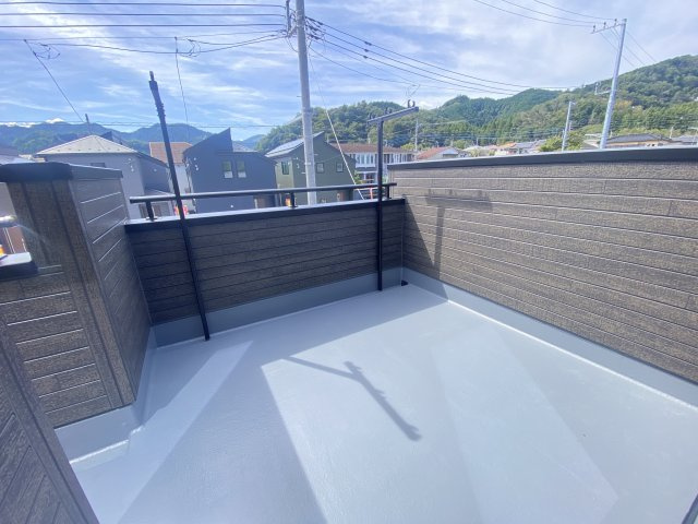 『八王子市新築戸建て』八王子市1549-3【仲介手数料無料】　１６期のバルコニー|～仲介手数料無料☆八王子ひなた不動産～　八王子市下恩方町　新築戸建て