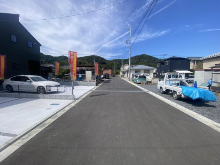 『八王子市新築戸建て』八王子市1549-3【仲介手数料無料】　１６期の前面道路含む現地写真|～仲介手数料無料☆八王子ひなた不動産～　八王子市下恩方町　新築戸建て