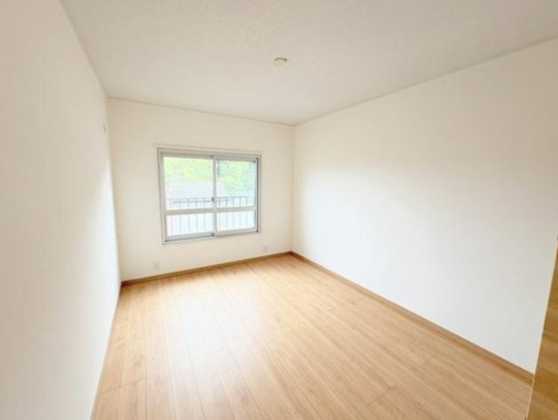 大宮七里グリーンハイツ2号棟の洋室|床も壁もぴかぴかの洋室です