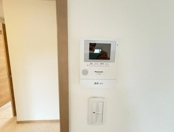 大宮七里グリーンハイツ2号棟の防犯設備|モニター付きインターホンです