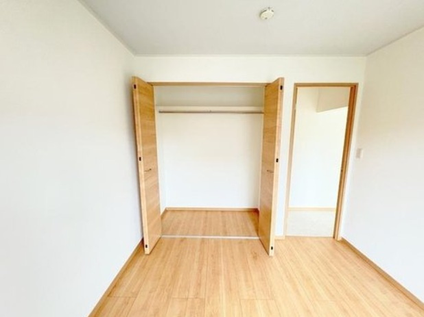 大宮七里グリーンハイツ2号棟の洋室|収納が大きな洋室です