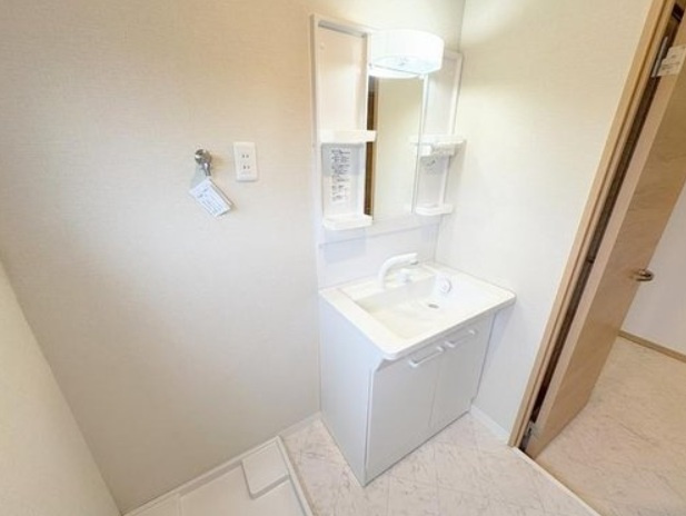 大宮七里グリーンハイツ2号棟の独立洗面台|リフォーム済みで新規の洗面台です