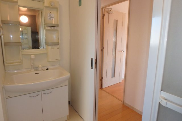 サンライズエモトの独立洗面台|別部屋同間取りのお写真となります。参考にご覧くださいませ。