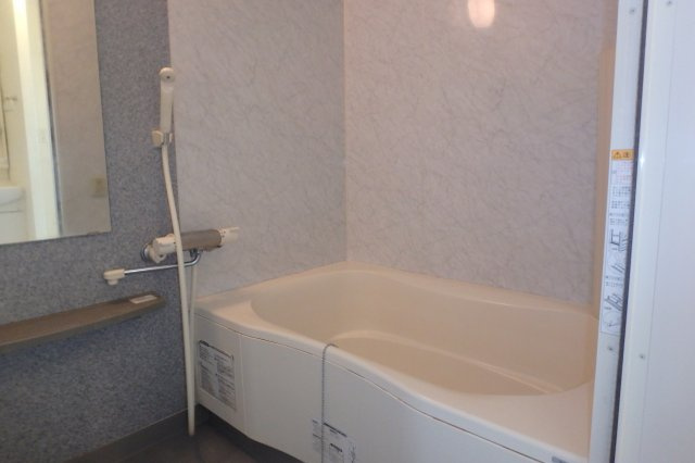 サンライズエモトの浴室|別部屋同間取りのお写真となります。参考にご覧くださいませ。