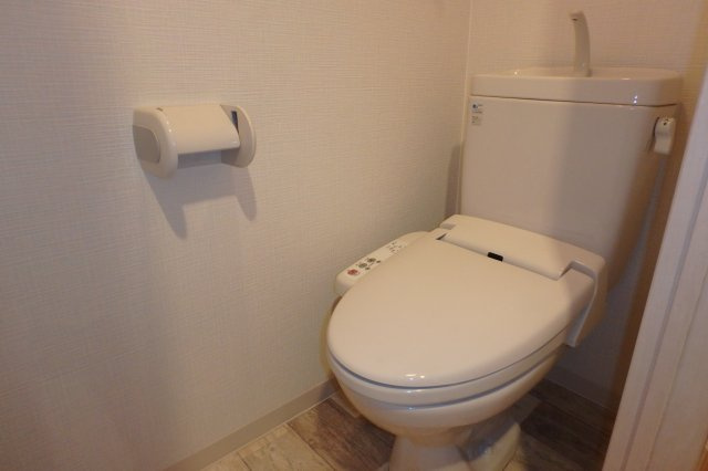 サンライズエモトのトイレ|別部屋同間取りのお写真となります。参考にご覧くださいませ。