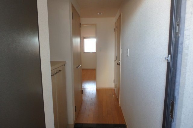 サンライズエモトの玄関|別部屋同間取りのお写真となります。参考にご覧くださいませ。