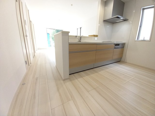 【錦町花ノ井　5号棟】家族が集まるLDKはゆとりある19.2帖♪のキッチン|◆同施工◆お子様が走り回っても安心の広々リビング。こだわりの家具でコーディネイトしてみませんか？

