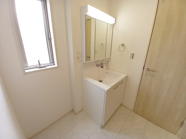 【錦町花ノ井　5号棟】家族が集まるLDKはゆとりある19.2帖♪の独立洗面台|◆同施工◆使い勝手の良い洗面台は、奥様の身支度の時間も楽しくなりそうですね。　洗面台がシャワー付きだと洗面・洗髪・メイクができるので、お急ぎの時でも便利です☆