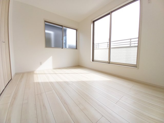 【錦町花ノ井　5号棟】家族が集まるLDKはゆとりある19.2帖♪の洋室|◆同施工◆寝室以外にも、趣味のお部屋にもお使いいただけます♪　子供部屋や主寝室などお部屋の使い分けができ、家族で暮らしやすいです！