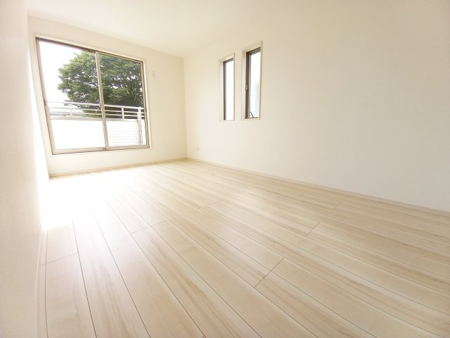 【錦町花ノ井　5号棟】家族が集まるLDKはゆとりある19.2帖♪の居間・リビング|◆同施工◆柔らかい陽光が差し込む明るいお部屋を演出いたします♪　寝室にも、子供部屋にも、趣味のお部屋にもお使いいただけます♪