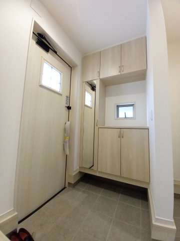 【錦町花ノ井　5号棟】家族が集まるLDKはゆとりある19.2帖♪の玄関|◆同施工◆
玄関は、住宅に入るときに最初に目に入る重要な場所♪
大容量の収納を備え、使いやすく便利な玄関です。
おしゃれだけでなく機能性の面ではスマートキーに対応したドアが魅力的ですね