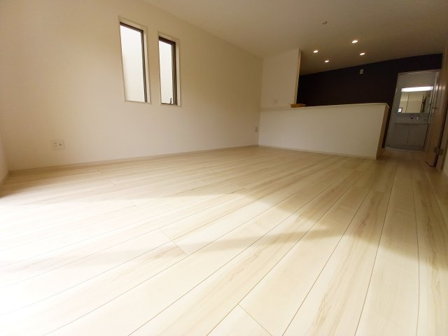 【錦町花ノ井　5号棟】家族が集まるLDKはゆとりある19.2帖♪の前面道路含む現地写真|◆同施工◆広々としたLDKに、自分好みのインテリアでレイアウト。季節ごとに模様替えなども、楽しみの一つとなりそうです♪