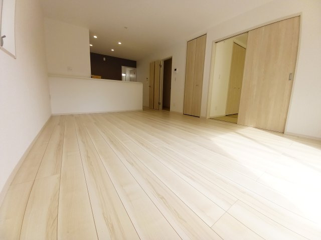 【錦町花ノ井　5号棟】家族が集まるLDKはゆとりある19.2帖♪の居間・リビング|◆同施工◆休日はリビングで、ゆっくりとテレビ鑑賞など…楽しみが増えますね。　家族のコミュニケーションがより一層深まります。