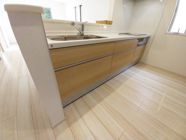 【錦町花ノ井　5号棟】家族が集まるLDKはゆとりある19.2帖♪のキッチン|◆同施工◆対面式キッチンは、リビングの様子を見ながらお料理出来るので、お食事の準備をしながらご家族との会話を楽しめます☆
小さなお子様がいらっしゃる方は、安心してお料理出来ますね