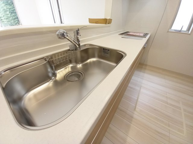 【錦町花ノ井　5号棟】家族が集まるLDKはゆとりある19.2帖♪の浴室|◆同施工◆デザイン性と機能性を兼ね備えたキッチンです。　収納力も大満足◎　対面式キッチンは、家族の会話が途切れませんね♪


