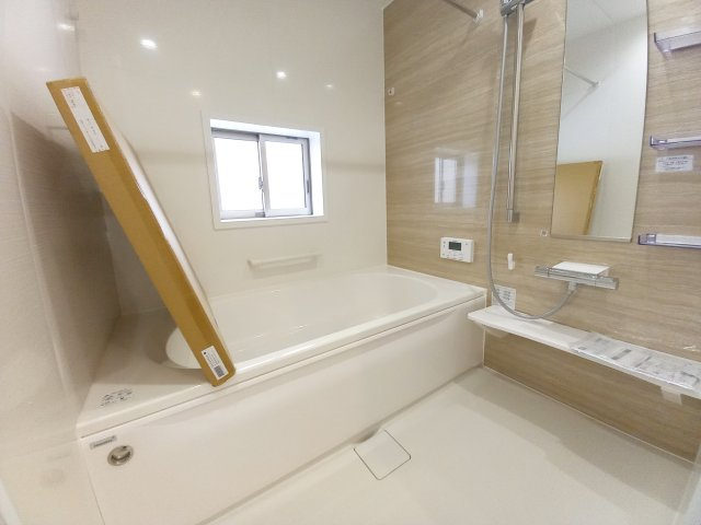 【錦町花ノ井　5号棟】家族が集まるLDKはゆとりある19.2帖♪の浴室|◆同施工◆毎日の疲れを癒す広々とした浴室は、足を伸ばしてゆっくりとくつろげます♪　好きな音楽を聴いたり、動画を見たり、半身浴をして　自分だけの癒し時間が楽しめますね！