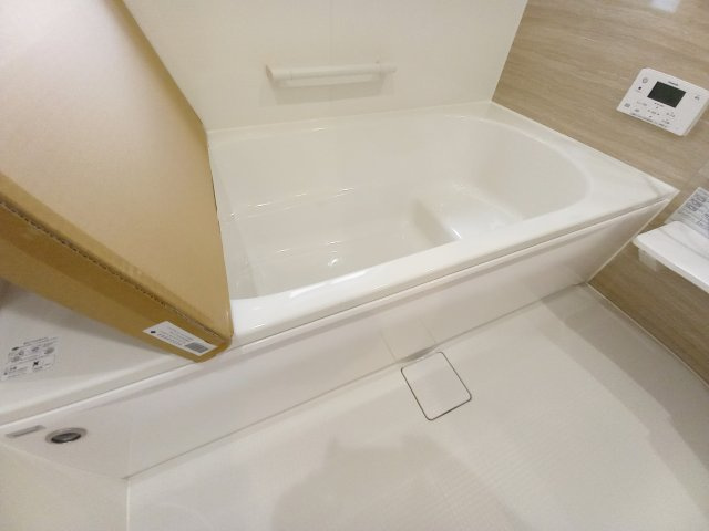 【錦町花ノ井　5号棟】家族が集まるLDKはゆとりある19.2帖♪の浴室|◆同施工◆洗い場カウンターは、大型で、楽な姿勢で洗面器がお使いいただけます。洗い場の床は、乾きやすく、滑りにくい快適仕様♪さらに、クリーン床なので水はけがよく、カビの発生を軽