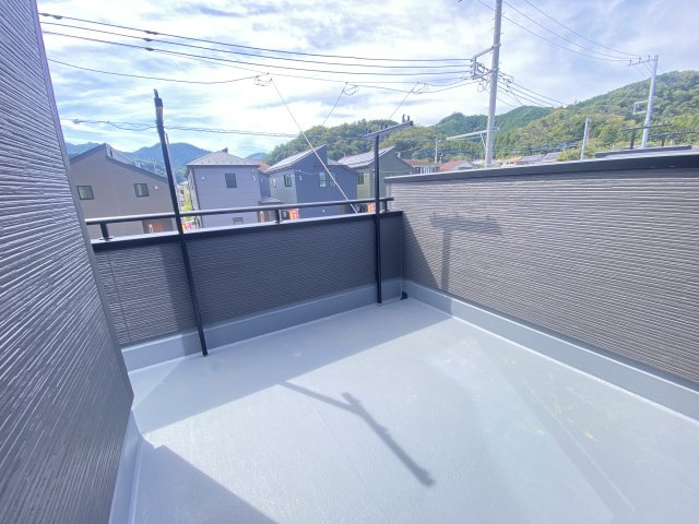 『八王子市新築戸建て』八王子市1549-3【仲介手数料無料】　１６期のバルコニー|～仲介手数料無料☆八王子ひなた不動産～　八王子市下恩方町　新築戸建て