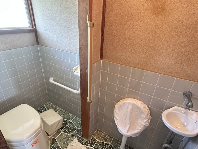 阿南市津乃峰町東分中古戸建のトイレ