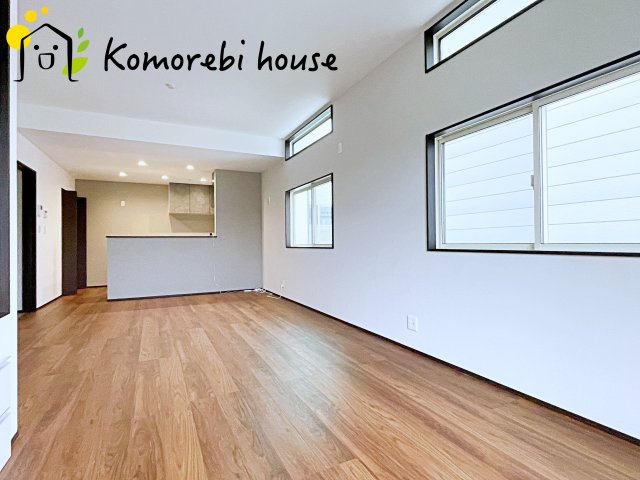 大宮区三橋1丁目Ⅱ　新築一戸建て　Bの居間・リビング|家具の配置がしやすい縦型リビング♪
カウンターキッチンでお料理中でもコミュニケーションがとりやすいです♪