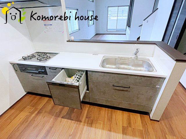 大宮区三橋1丁目Ⅱ　新築一戸建て　Bのキッチン|食洗機付きのキッチンで家事もすこしゆとりが持てます♪
システムキッチンでお掃除もスムーズです！