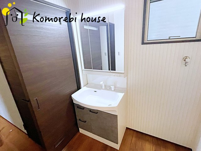 大宮区三橋1丁目Ⅱ　新築一戸建て　Bの独立洗面台|3面鏡の独立洗面台！
3面鏡の裏は収納でプライベートな物もしっかり収納可能です♪